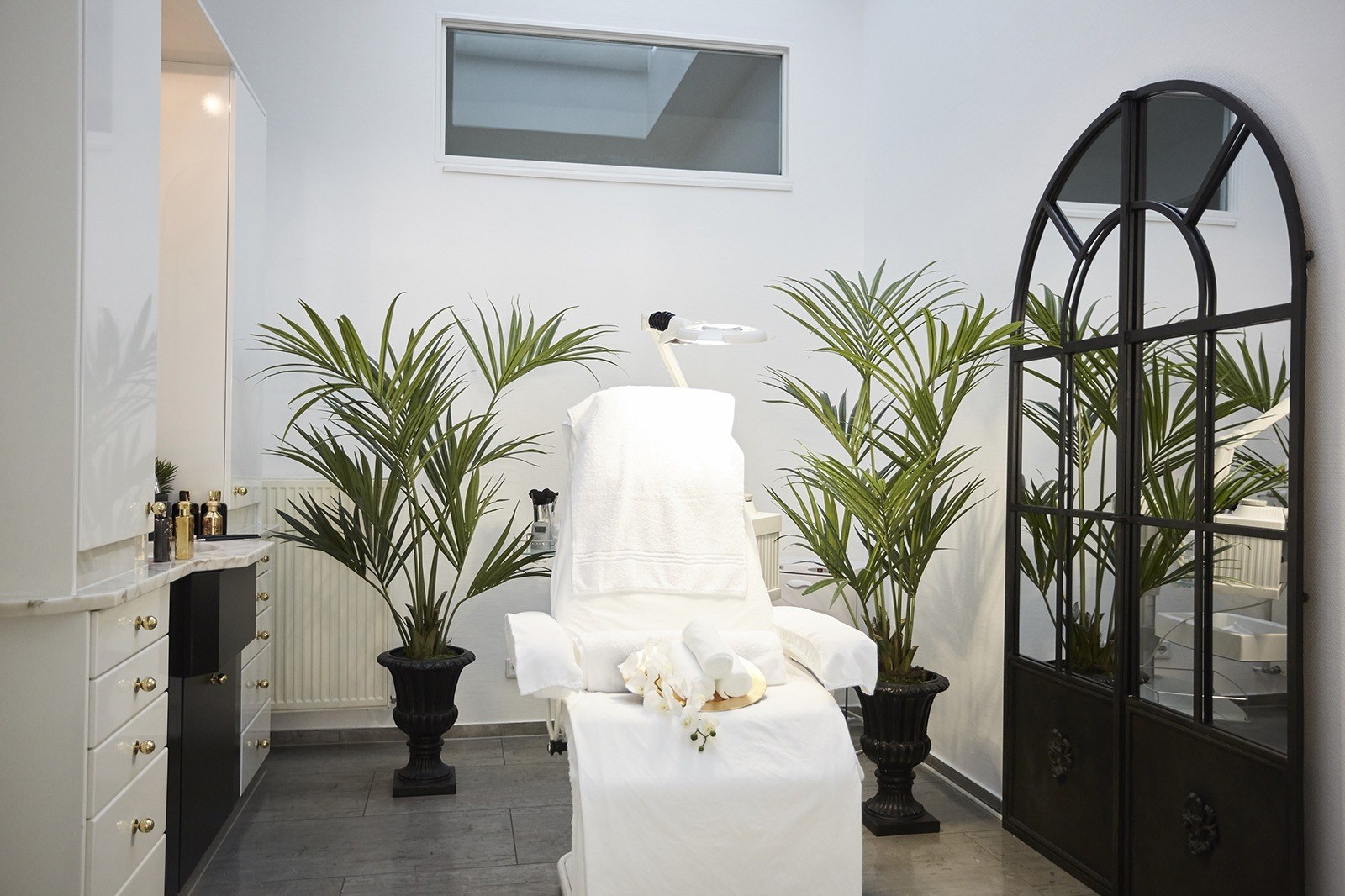 Heller Behandlungsraum im Institut de Beauté